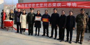 ����С�����侯���±����л�õ�һ��  �����쵼��ȥ����ϲ����ο�ʽ�